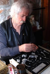 Hervé Maneval à l'atelier , préparation des figurines en métal, Ciselure transformations, et création .